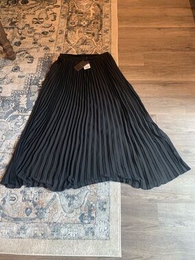 Elegant Black Pleated Maxi Skirt with Elastic Waist - 44 inches long